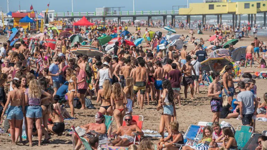 playa Pinamar en pandemia sin protocolos playa Pinamar en pandemia sin protocolos