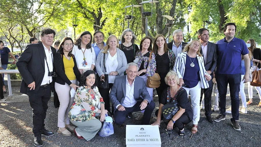 La plazoleta con el nombre María Esther de Miguel se ubica en Puerto Madero. La plazoleta con el nombre María Esther de Miguel se ubica en Puerto Madero.