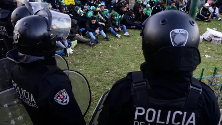 Detuvieron a 50 hinchas de Deportivo Cali con armas blancas en Puerto Madero Detuvieron a 50 hinchas de Deportivo Cali con armas blancas en Puerto Madero