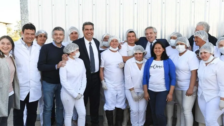 Zabaleta y Fernández estuvieron en Chaco con el gobernador Jorge Capitanich en la Cooperativa Tambo Chaqueño, conformada por beneficiarios del programa Potenciar Trabajo. Zabaleta y Fernández estuvieron en Chaco con el gobernador Jorge Capitanich en la Cooperativa Tambo Chaqueño, conformada por beneficiarios del programa Potenciar Trabajo.