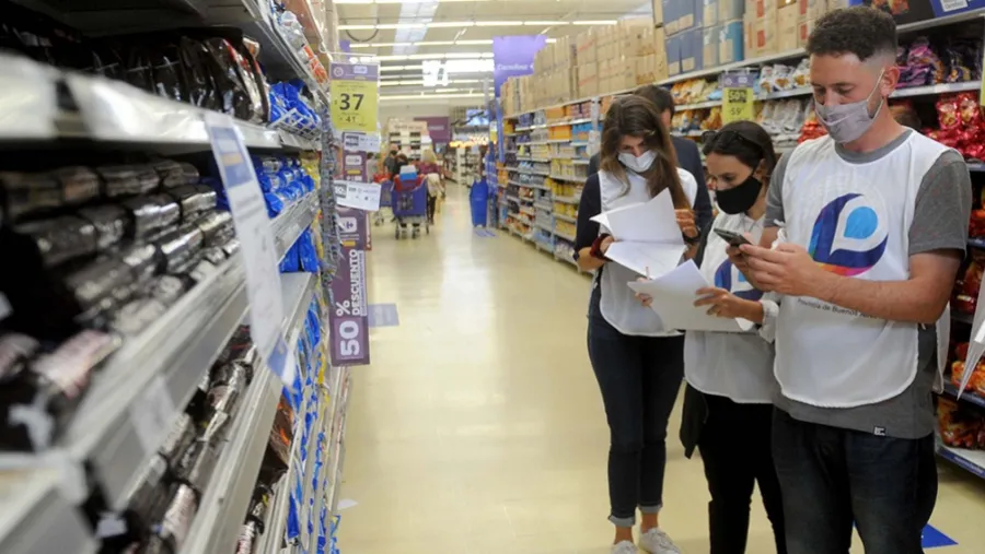 El Gobierno afinó los detalles de los operativos que se pondrán en marcha para garantizar el cumplimiento de la resolución que congeló por 90 días los precios de más 1.400 productos de consumo masivo. El Gobierno afinó los detalles de los operativos que se pondrán en marcha para garantizar el cumplimiento de la resolución que congeló por 90 días los precios de más 1.400 productos de consumo masivo.