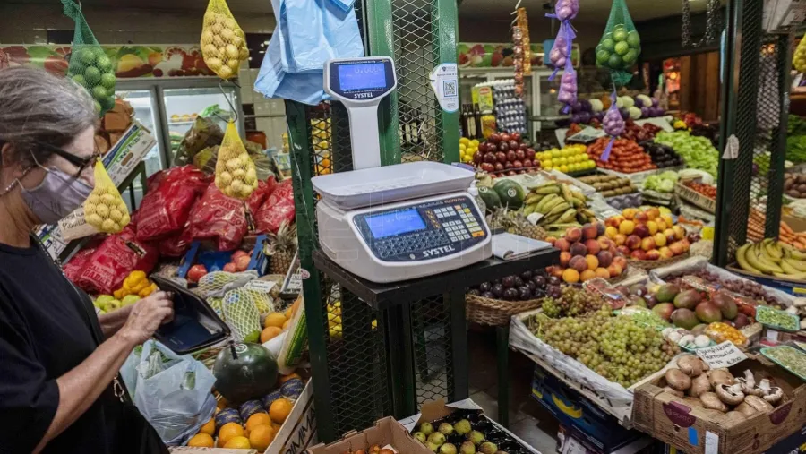 En el Gobierno admiten que en el tema precios hay “un problema con los comercios de cercanía” y no con los supermercados, que según el último índice de inflación están respetando los Precios Cuidados. En el Gobierno admiten que en el tema precios hay “un problema con los comercios de cercanía” y no con los supermercados, que según el último índice de inflación están respetando los Precios Cuidados.