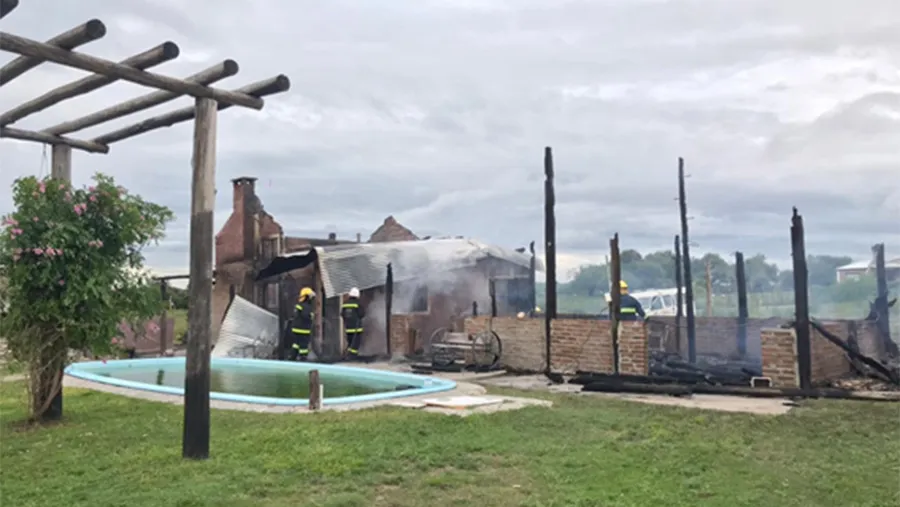 El predio usurpado por Hugo Mena en General Alvear y la actuación de los Bomberos a raíz de un incendio ocurrido hace dos meses atrás. El predio usurpado por Hugo Mena en General Alvear y la actuación de los Bomberos a raíz de un incendio ocurrido hace dos meses atrás.