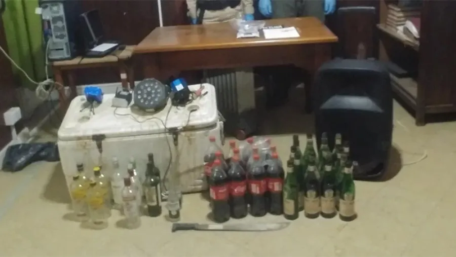 Bebidas, marihuana y dos embarcaciones fueron secuestradas como consecuencia de la fiesta clandestina en la Isla Puente de Paraná. Hay una persona detenida por agresión a la autoridad. Bebidas, marihuana y dos embarcaciones fueron secuestradas como consecuencia de la fiesta clandestina en la Isla Puente de Paraná. Hay una persona detenida por agresión a la autoridad.