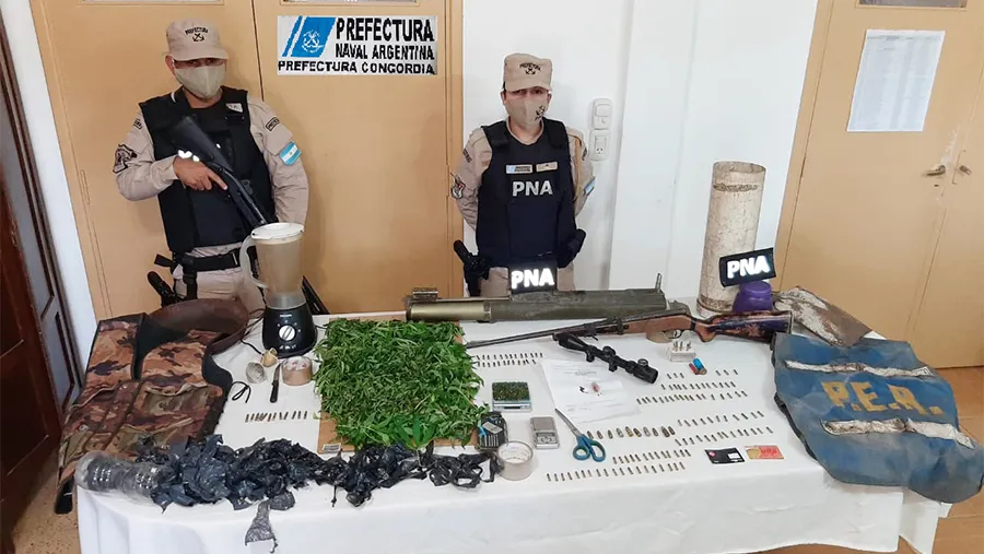 Además de plantas de marihuana, se secuestraron armas, entre la que se destaca, un lanzacohetes anti-tanque. Además de plantas de marihuana, se secuestraron armas, entre la que se destaca, un lanzacohetes anti-tanque.