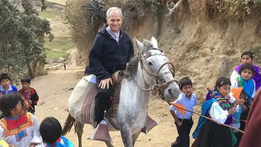 Robert Francis Prevost con niños peruanos de la provincia de Trujillo (Perú). Robert Francis Prevost con niños peruanos de la provincia de Trujillo (Perú).