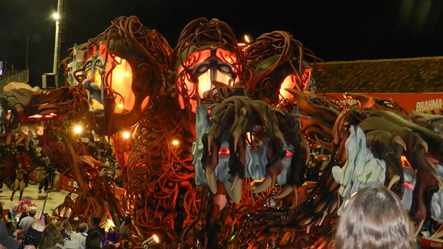 Ará Yeví (Club Tiro Federal) fue la encargada de inaugurar la sexta noche del Carnaval del País en el Corsódromo “José Luis Gestro”, que fue presenciado por más de 20 mil personas. La mejor noche hasta el momento. Ará Yeví (Club Tiro Federal) fue la encargada de inaugurar la sexta noche del Carnaval del País en el Corsódromo “José Luis Gestro”, que fue presenciado por más de 20 mil personas. La mejor noche hasta el momento.