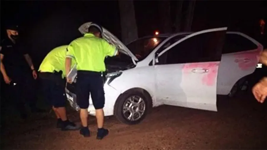Tras evadir tres controles policiales, el conductor abandonó su rodado en Concepción del Uruguay, pero la Policía por el momento no lo encuentra. Tras evadir tres controles policiales, el conductor abandonó su rodado en Concepción del Uruguay, pero la Policía por el momento no lo encuentra.