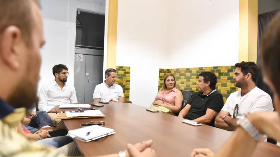 Adán Bahl con vecinos de calle Manuel Gálvez Adán Bahl con vecinos de calle Manuel Gálvez