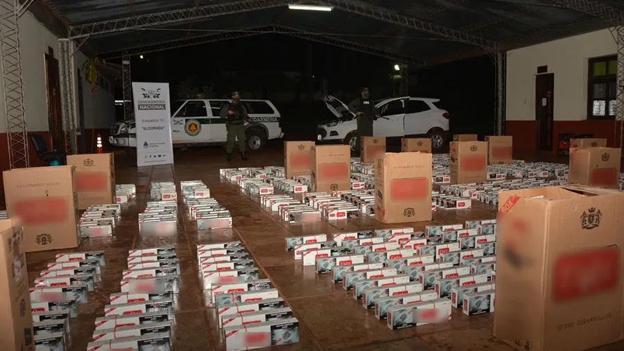 Un total de 8.500 paquetes de cigarrillos de origen extranjeros fue incautado y el avalúo de lo incautado asciende a 1.105.000 pesos argentinos. Un total de 8.500 paquetes de cigarrillos de origen extranjeros fue incautado y el avalúo de lo incautado asciende a 1.105.000 pesos argentinos.