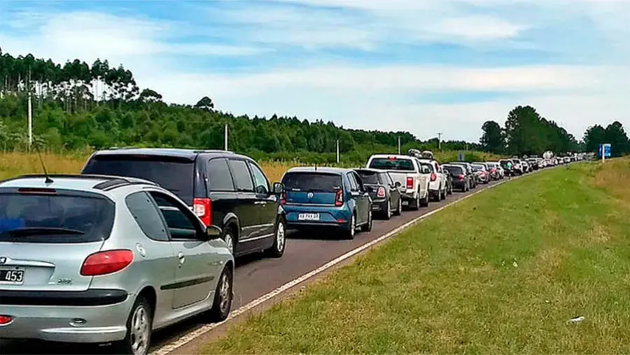 Para pasar al Uruguay desde Gualeguaychú hay colas de automóviles de hasta 15 kilómetros. Para pasar al Uruguay desde Gualeguaychú hay colas de automóviles de hasta 15 kilómetros.