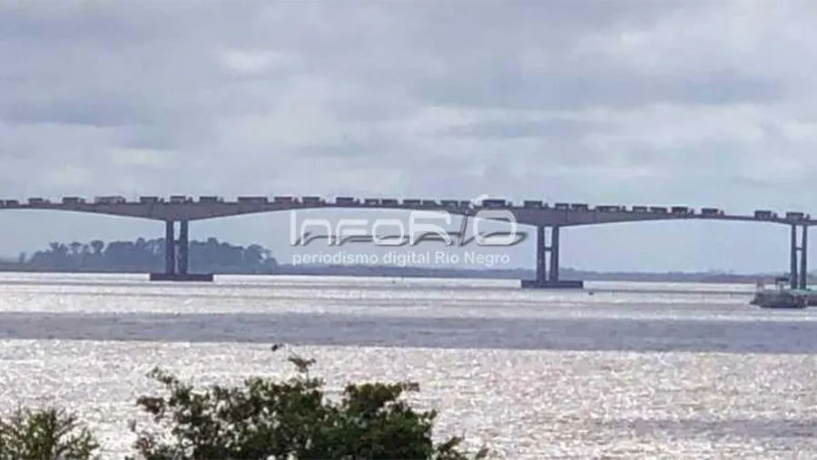 Vehículos de gran porte se mantienen parados durante varias horas sobre el tendido del puente, lo que implica un peligro para la estructura y para quienes esperan en los mismos. Vehículos de gran porte se mantienen parados durante varias horas sobre el tendido del puente, lo que implica un peligro para la estructura y para quienes esperan en los mismos.