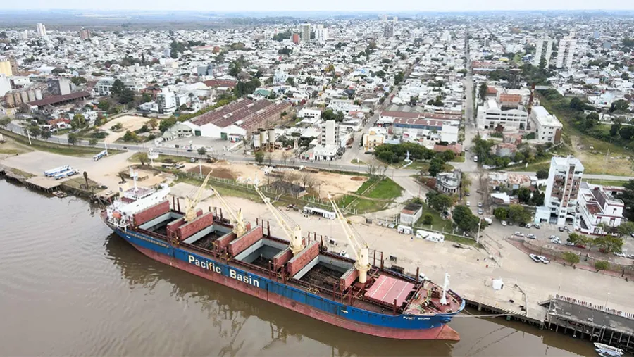 El buque Puget Sound en las amarras del puerto de Concepción del Uruguay. El buque Puget Sound en las amarras del puerto de Concepción del Uruguay.