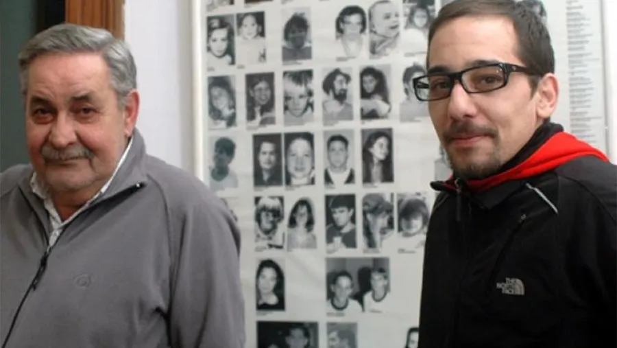 Francisco con su padre, poco después de haber recuperado su identidad. Francisco con su padre, poco después de haber recuperado su identidad.