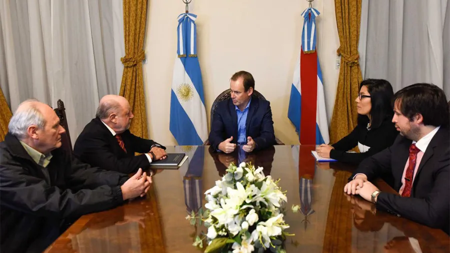 Busti le presentó al gobernador Bordet el proyecto para retomar la búsqueda de los restos del caudillo Francisco Ramírez. Busti le presentó al gobernador Bordet el proyecto para retomar la búsqueda de los restos del caudillo Francisco Ramírez.