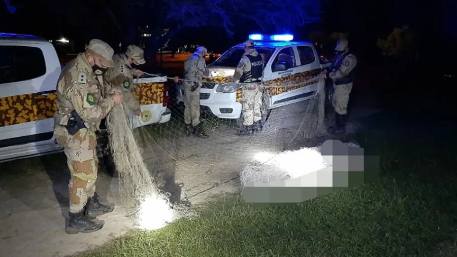 Los operativos se realizaron sobre el río Gualeguay, donde se secuestraron redes y dos personas fueron notificadas por infringir la Ley Provincial de Pesca. Los operativos se realizaron sobre el río Gualeguay, donde se secuestraron redes y dos personas fueron notificadas por infringir la Ley Provincial de Pesca.