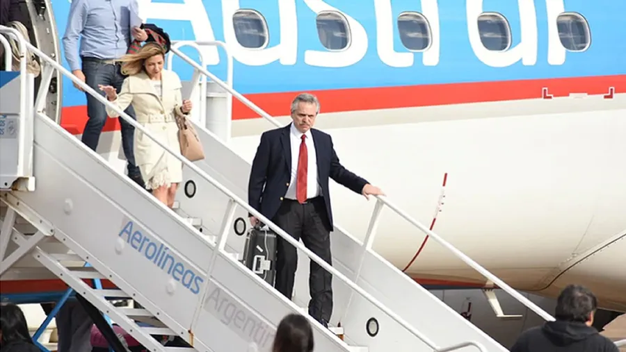 Alberto Fernández y la comitiva oficial, al arribar al aeropuerto de Ezeiza. Alberto Fernández y la comitiva oficial, al arribar al aeropuerto de Ezeiza.