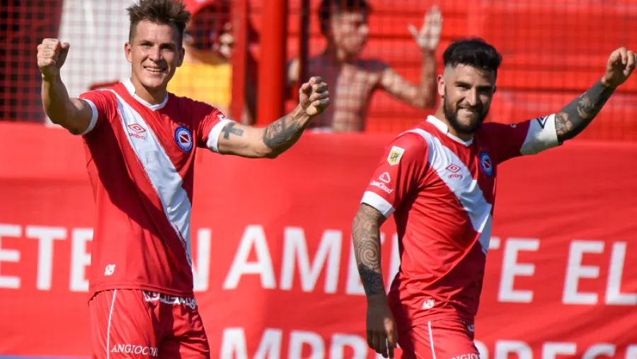 Con un gol de taco del entrerriano Reniero, Argentinos festejó ante Colón de Santa Fe Con un gol de taco del entrerriano Reniero, Argentinos festejó ante Colón de Santa Fe