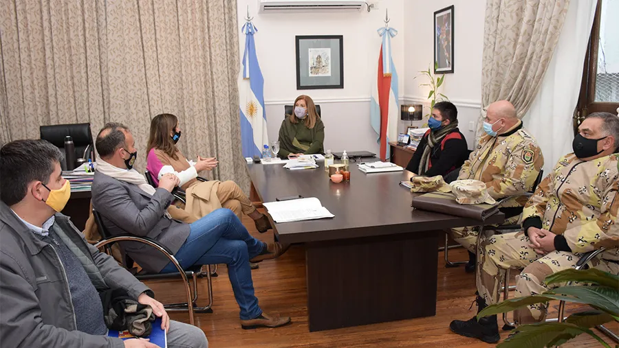 Aspecto del encuentro de los funcionarios que analizaron la situación en la zona del Delta entrerriano. Aspecto del encuentro de los funcionarios que analizaron la situación en la zona del Delta entrerriano.