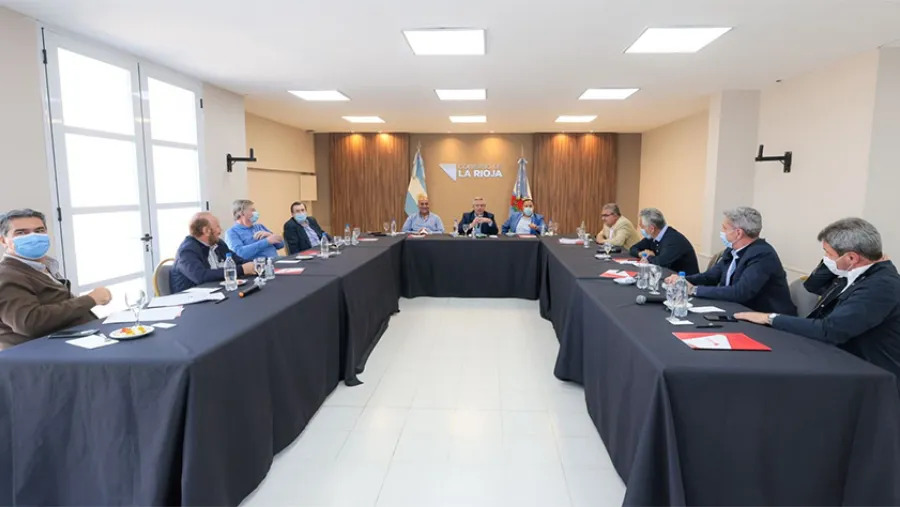 En La Rioja el Presidente reunió a los gobernadores del PJ, de los cuales participaron algunos de manera presencial y otros virtual. En La Rioja el Presidente reunió a los gobernadores del PJ, de los cuales participaron algunos de manera presencial y otros virtual.