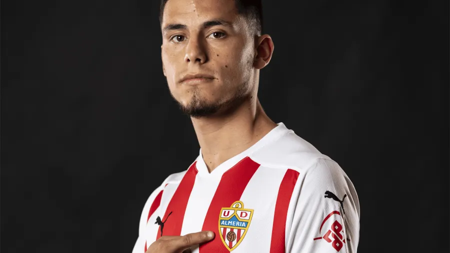 Lucas Robertone Fútbol: Almería oficializó la llegada del concordiense Lucas Robertone