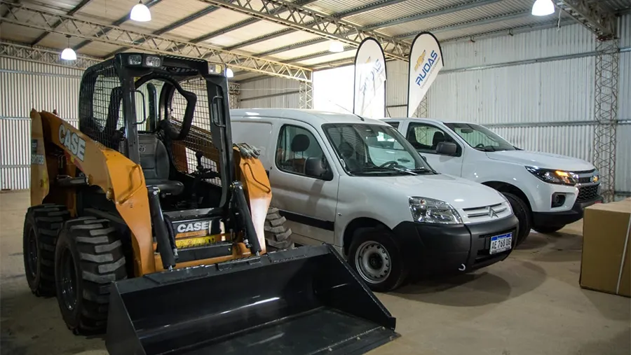 Las dos camionetas y el minicargador son parte de la inversión que recibió la Municipalidad de San José a través del programa Municipios de Pie. Las dos camionetas y el minicargador son parte de la inversión que recibió la Municipalidad de San José a través del programa Municipios de Pie.