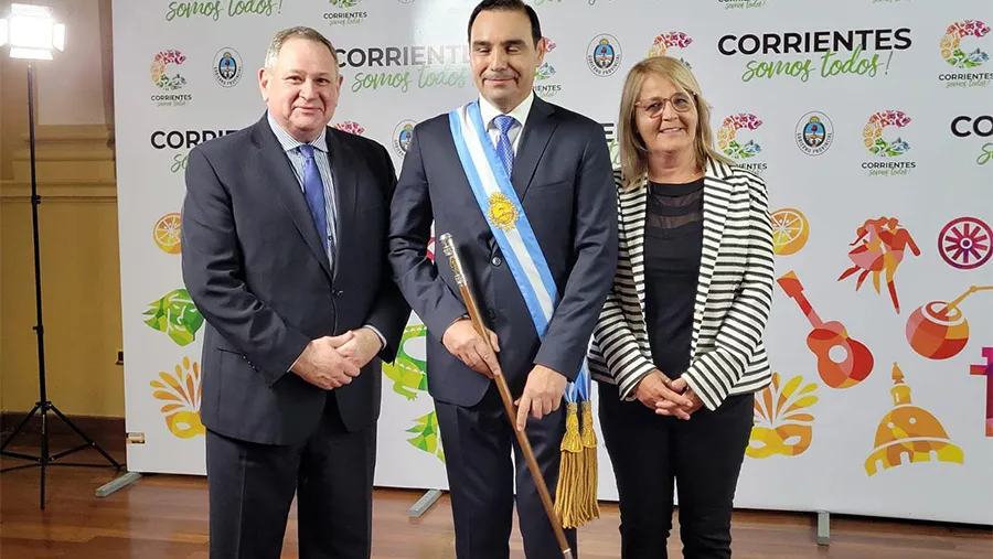 Rogel y Foletto escoltan al reelecto gobernador de Corrientes, Gustavo Valdez. Rogel y Foletto escoltan al reelecto gobernador de Corrientes, Gustavo Valdez.