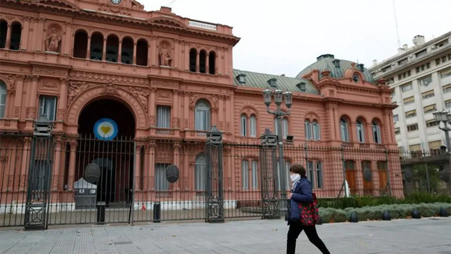Foto de archivo del 21 de mayo de 2020: una mujer utilizando una máscara por la pandemia de Covid-19 camina frente a la Casa Rosada. Foto de archivo del 21 de mayo de 2020: una mujer utilizando una máscara por la pandemia de Covid-19 camina frente a la Casa Rosada.