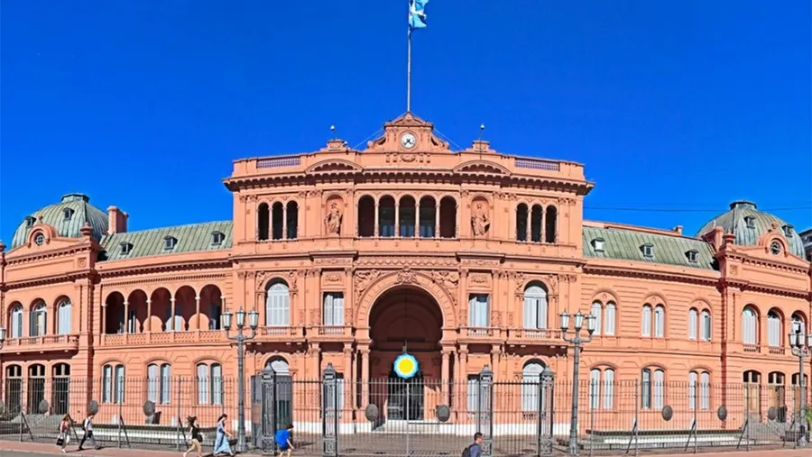 El sueldo del Presidente -en términos comparativos con el sector privado y otros presidentes del mundo-, es relativamente bajo. No obstante, en la Argentina se espera un ajuste de la política. El sueldo del Presidente -en términos comparativos con el sector privado y otros presidentes del mundo-, es relativamente bajo. No obstante, en la Argentina se espera un ajuste de la política.