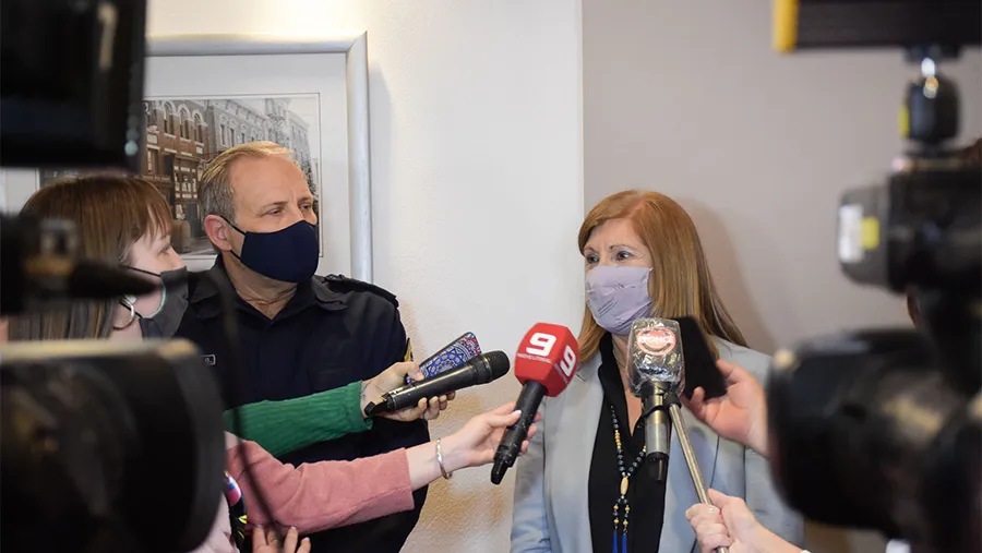 La ministra de Gobierno, Rosario Romero, felicitó a la Policía por su procedimiento para detener a presuntos estafadores. La ministra de Gobierno, Rosario Romero, felicitó a la Policía por su procedimiento para detener a presuntos estafadores.