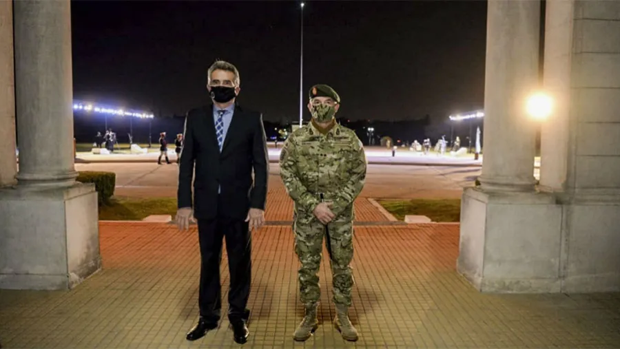 El ministro de Defensa, Agustín Rossi, sostuvo que hay voluntarios en las Fuerzas Armadas, pero “el laboratorio per se tiene más de quince mil voluntarios anotados”. El ministro de Defensa, Agustín Rossi, sostuvo que hay voluntarios en las Fuerzas Armadas, pero “el laboratorio per se tiene más de quince mil voluntarios anotados”.