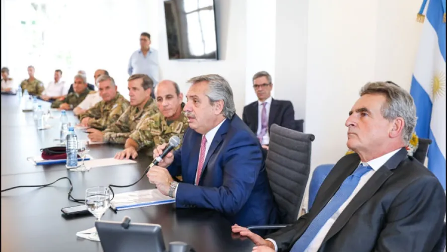 Agustín Rossi con Alberto Fernández y militares Agustín Rossi con Alberto Fernández y militares