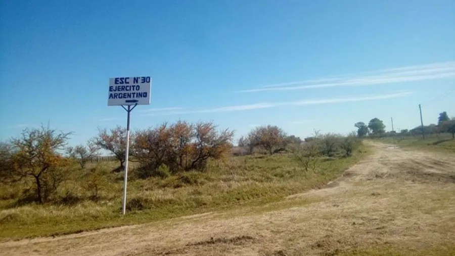 Al menos cuatro escuelas del Departamento Islas se quedaron sin clases por falta de pago del transporte escolar. Al menos cuatro escuelas del Departamento Islas se quedaron sin clases por falta de pago del transporte escolar.
