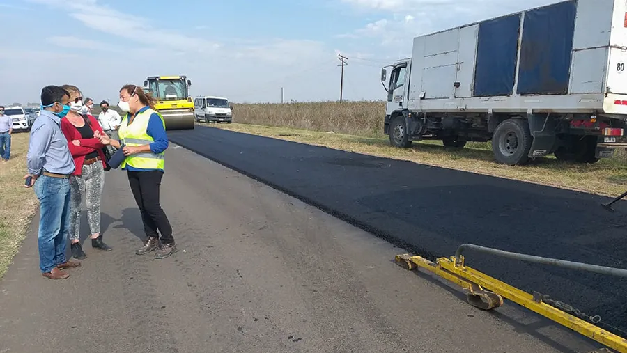 Autoridades de Vialidad supervisaron los avances de la obra de pavimentación de la Ruta Provincial N° 51 en el Departamento Gualeguaychú. Autoridades de Vialidad supervisaron los avances de la obra de pavimentación de la Ruta Provincial N° 51 en el Departamento Gualeguaychú.