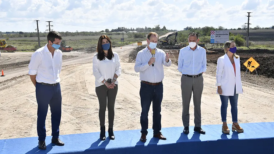 El gobernador Gustavo Bordet presidió ayer el inicio de las obras de pavimentación y ensanche de puentes en la Ruta Provincial N° 20 en Villaguay. El gobernador Gustavo Bordet presidió ayer el inicio de las obras de pavimentación y ensanche de puentes en la Ruta Provincial N° 20 en Villaguay.