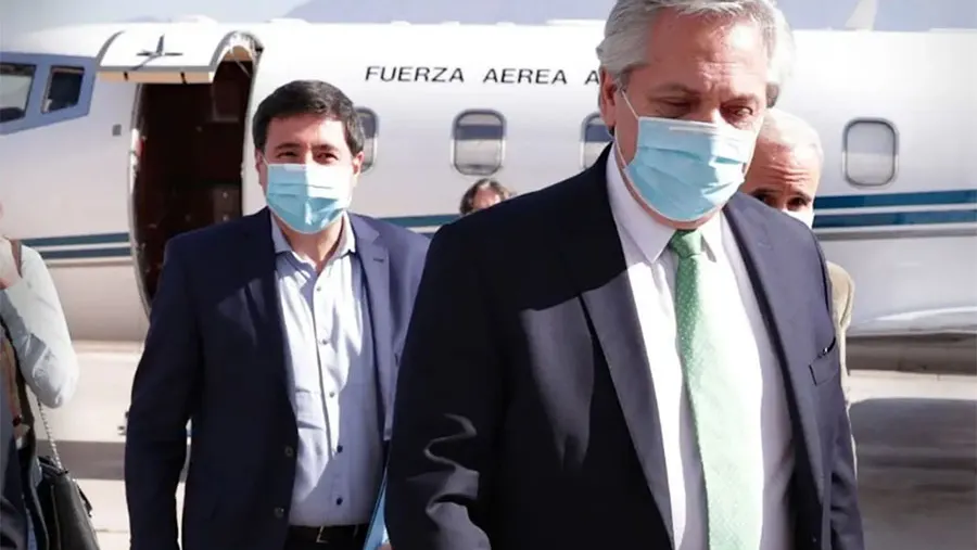 El Presidente junto al ministro Daniel Arroyo evalúan el diseño y alcance de la medida para implementar un ingreso familiar, que replantearía el actual esquema de planes sociales El Presidente junto al ministro Daniel Arroyo evalúan el diseño y alcance de la medida para implementar un ingreso familiar, que replantearía el actual esquema de planes sociales