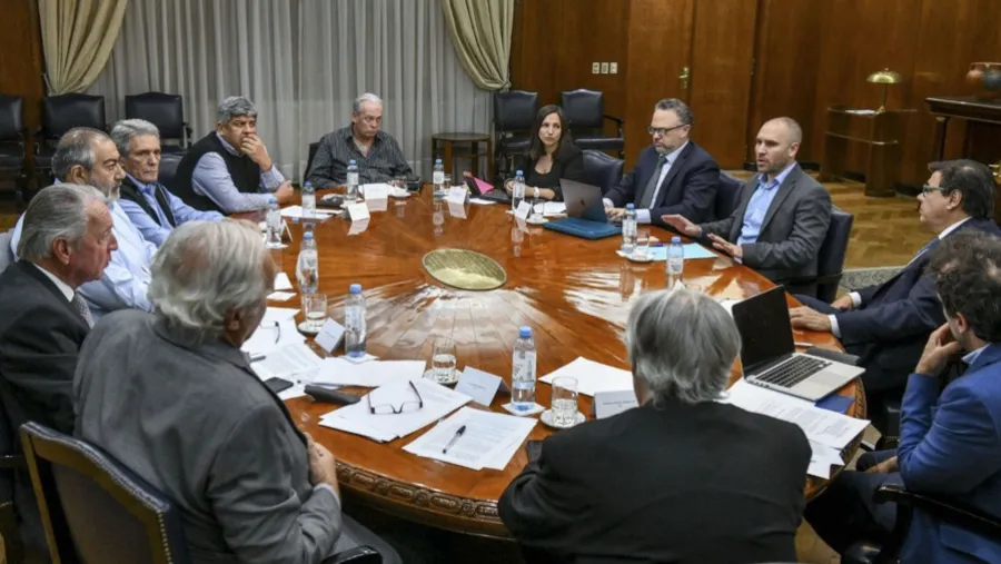 El Ministerio de Trabajo firmó la resolución que adelanta los incrementos a partir del próximo mes y que le da un valor a la hora de trabajo de 227,70 pesos. El Ministerio de Trabajo firmó la resolución que adelanta los incrementos a partir del próximo mes y que le da un valor a la hora de trabajo de 227,70 pesos.