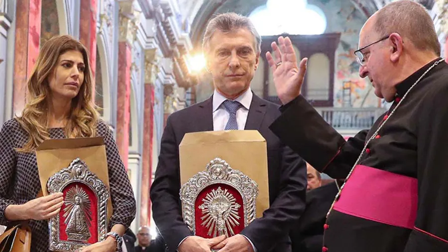 Juliana Awada y Mauricio Macri, junto al arzobispo de Salta, monseñor Mario Antonio Cargnello. Juliana Awada y Mauricio Macri, junto al arzobispo de Salta, monseñor Mario Antonio Cargnello.