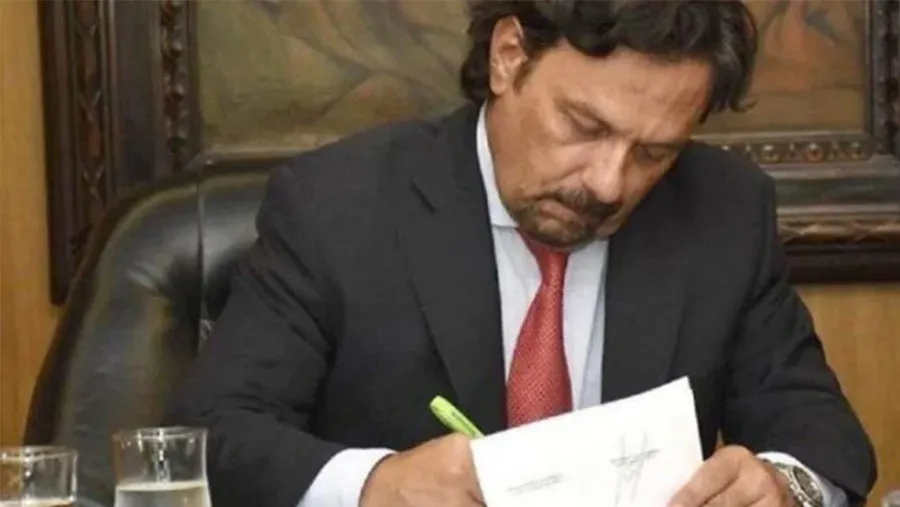 El gobernador de Salta, Gustavo Sáenz, firma la promulgación de la ley de Ficha Limpia. El gobernador de Salta, Gustavo Sáenz, firma la promulgación de la ley de Ficha Limpia.
