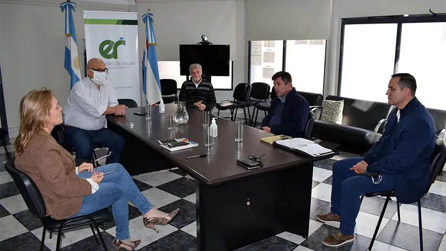 El viernes se reunieron autoridades del área de Salud de la provincia con representantes de la UCR e integrantes del equipo de salud del centenario partido. El viernes se reunieron autoridades del área de Salud de la provincia con representantes de la UCR e integrantes del equipo de salud del centenario partido.