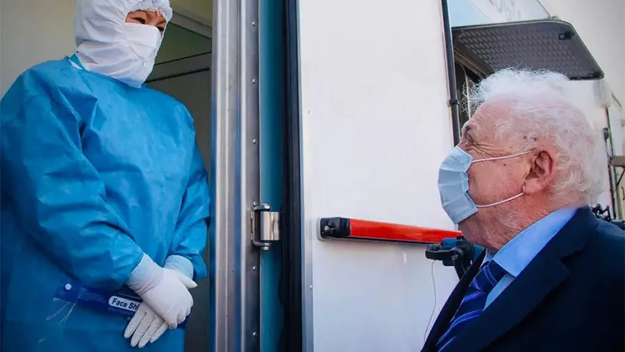A raíz de la segunda ola de coronavirus, el Ejecutivo prorrogó por otros tres meses una reducción de las contribuciones patronales y una alícuota menor para el impuesto al cheque, para las empresas y establecimientos que presten servicios sanitarios. A raíz de la segunda ola de coronavirus, el Ejecutivo prorrogó por otros tres meses una reducción de las contribuciones patronales y una alícuota menor para el impuesto al cheque, para las empresas y establecimientos que presten servicios sanitarios.