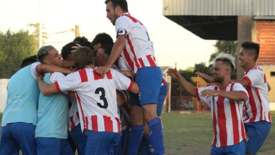 San Benito Fútbol: San Benito e Instituto sacaron boleto a cuartos de final