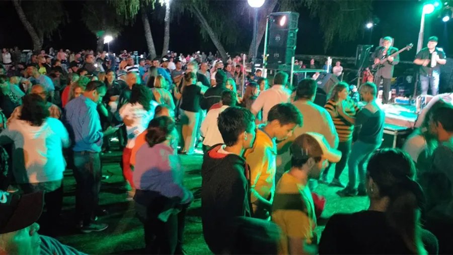 En Santa Elena miles de personas participaron sin barbijo ni cuidados preventivos de una fiesta popular al inaugurarse una etapa de la obra de la Costanera. En Santa Elena miles de personas participaron sin barbijo ni cuidados preventivos de una fiesta popular al inaugurarse una etapa de la obra de la Costanera.