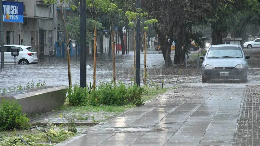 En Santa Fe hay diez familias evacuadas a raíz de la tormenta, además de muchas calles anegadas. En Santa Fe hay diez familias evacuadas a raíz de la tormenta, además de muchas calles anegadas.