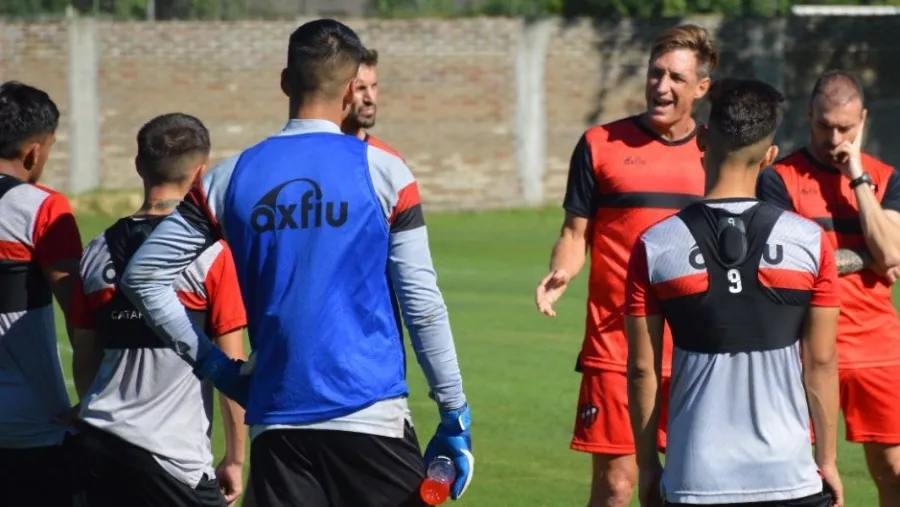 Facundo Sava entregó su primera lista de convocados y Patronato viajó a Buenos Aires Facundo Sava entregó su primera lista de convocados y Patronato viajó a Buenos Aires