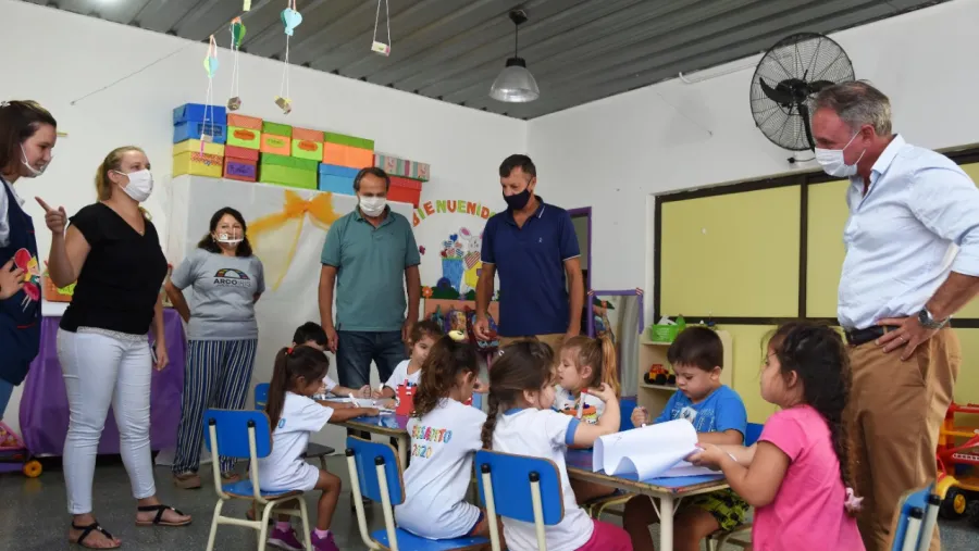 El intendente Schneider visitó los jardines municipales El intendente Schneider visitó los jardines municipales
