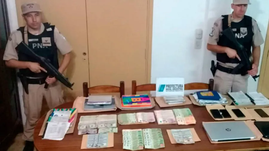 En Concordia, Prefectura Naval secuestró una gran cantidad de dinero en efectivo, vehículos y bolsas con diversas cantidades de prendas de vestir y elementos electrónicos por un valor superior a los 4.500.000 pesos. En Concordia, Prefectura Naval secuestró una gran cantidad de dinero en efectivo, vehículos y bolsas con diversas cantidades de prendas de vestir y elementos electrónicos por un valor superior a los 4.500.000 pesos.