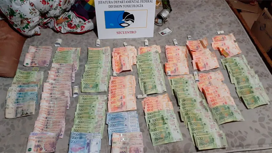 Tan solo en Federal se secuestraron 149.630 pesos, además de drogas y otros elementos de interés para la causa por narcomenudeo. Tan solo en Federal se secuestraron 149.630 pesos, además de drogas y otros elementos de interés para la causa por narcomenudeo.