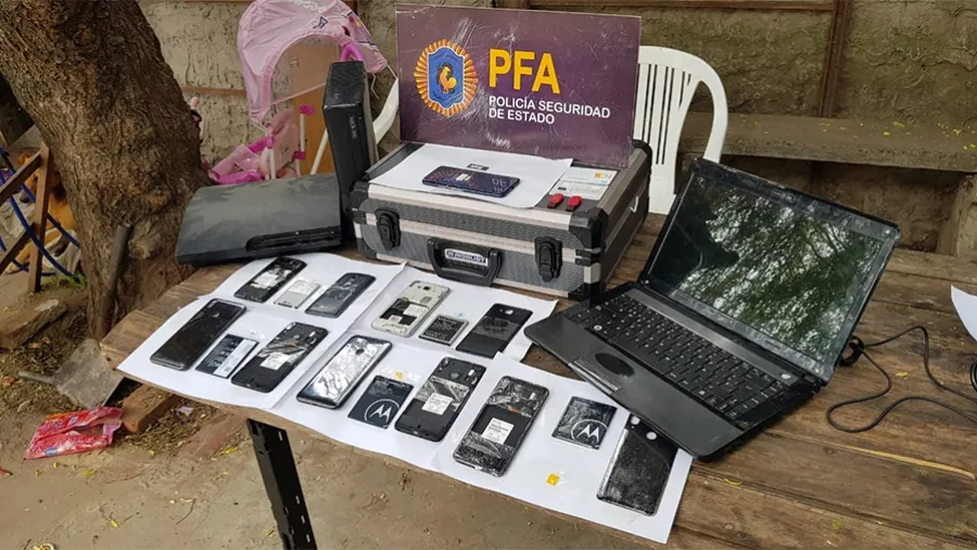 En los procedimientos se secuestraron equipos informáticos y celulares y demás soportes. Además, se identificaron a las personas involucradas En los procedimientos se secuestraron equipos informáticos y celulares y demás soportes. Además, se identificaron a las personas involucradas