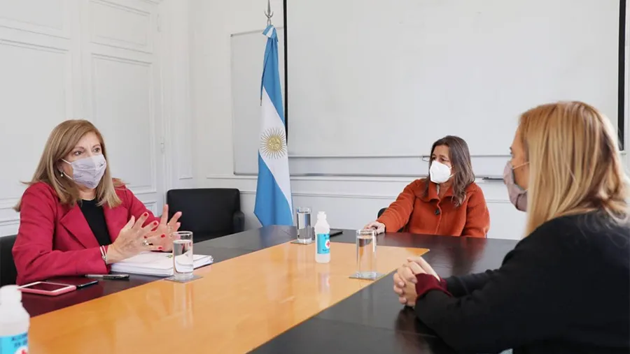 La ministra de Seguridad de la Nación, Sabina Frederic y la subsecretaria de Programación Federal y Articulación Legislativa, Silvia La Ruffa, recibieron a la ministra de Gobierno y Justicia, Rosario Romero. La ministra de Seguridad de la Nación, Sabina Frederic y la subsecretaria de Programación Federal y Articulación Legislativa, Silvia La Ruffa, recibieron a la ministra de Gobierno y Justicia, Rosario Romero.